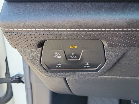 Certified 2024 Volkswagen Atlas SE FWD image 30