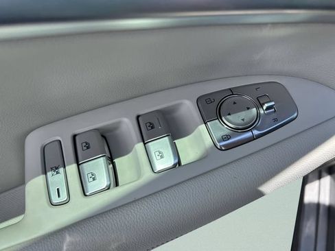 Used 2025 Genesis G70 2.5T RWD image 19