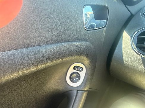 Used 2006 Pontiac Solstice Convertible w/ Premium Package RWD image 20
