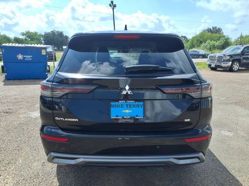 Used 2025 Mitsubishi Outlander SE FWD image 4