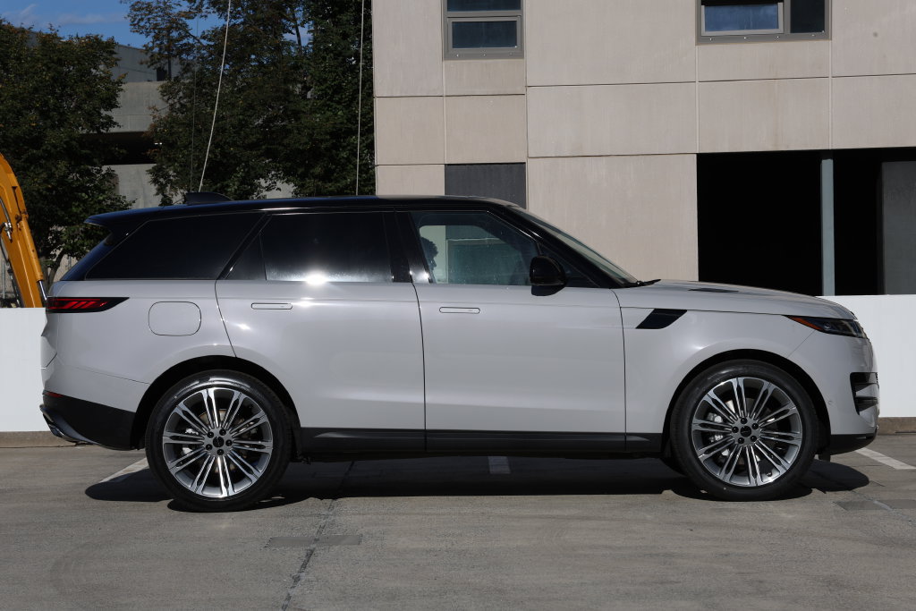 New 2027 Land Rover Range Rover Sport SE AWD/4WD image 4