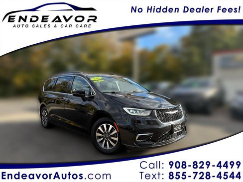 Used 2021 Chrysler Pacifica Touring w/ Cold Weather Group FWD image 1