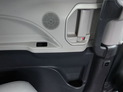 Used 2021 Toyota Sienna LE image 44