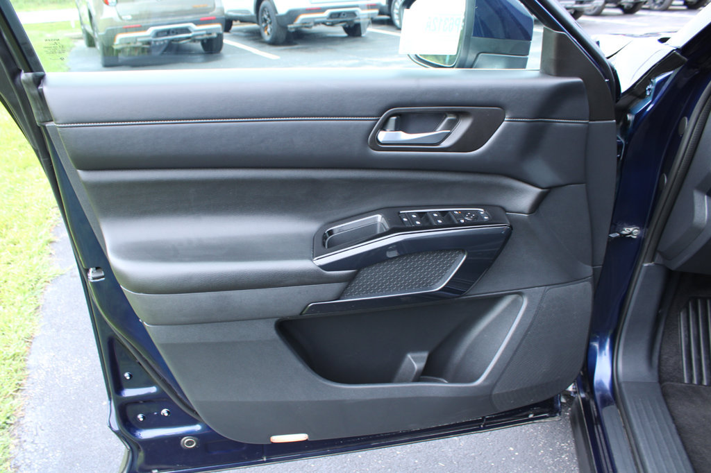 Used 2022 Nissan Pathfinder SV AWD/4WD image 33