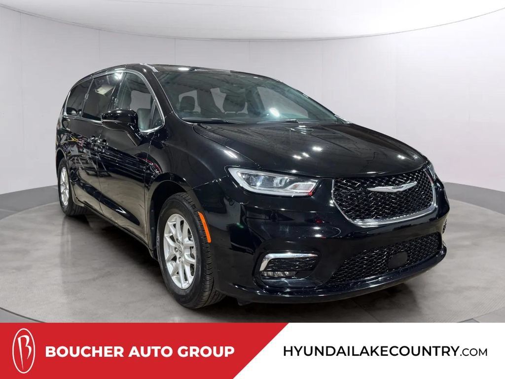 Used 2025 Chrysler Pacifica Select FWD image 1
