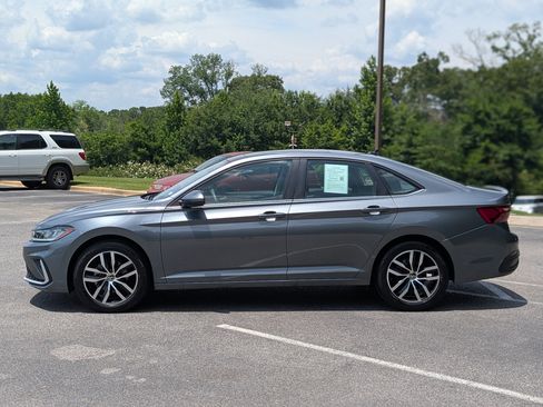 Used 2025 Volkswagen Jetta SE w/ Sunroof Package FWD image 6