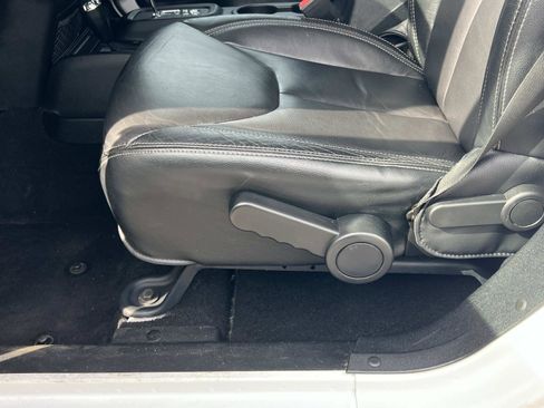 Used 2016 Jeep Wrangler Unlimited Rubicon w/ Connectivity Group image 19