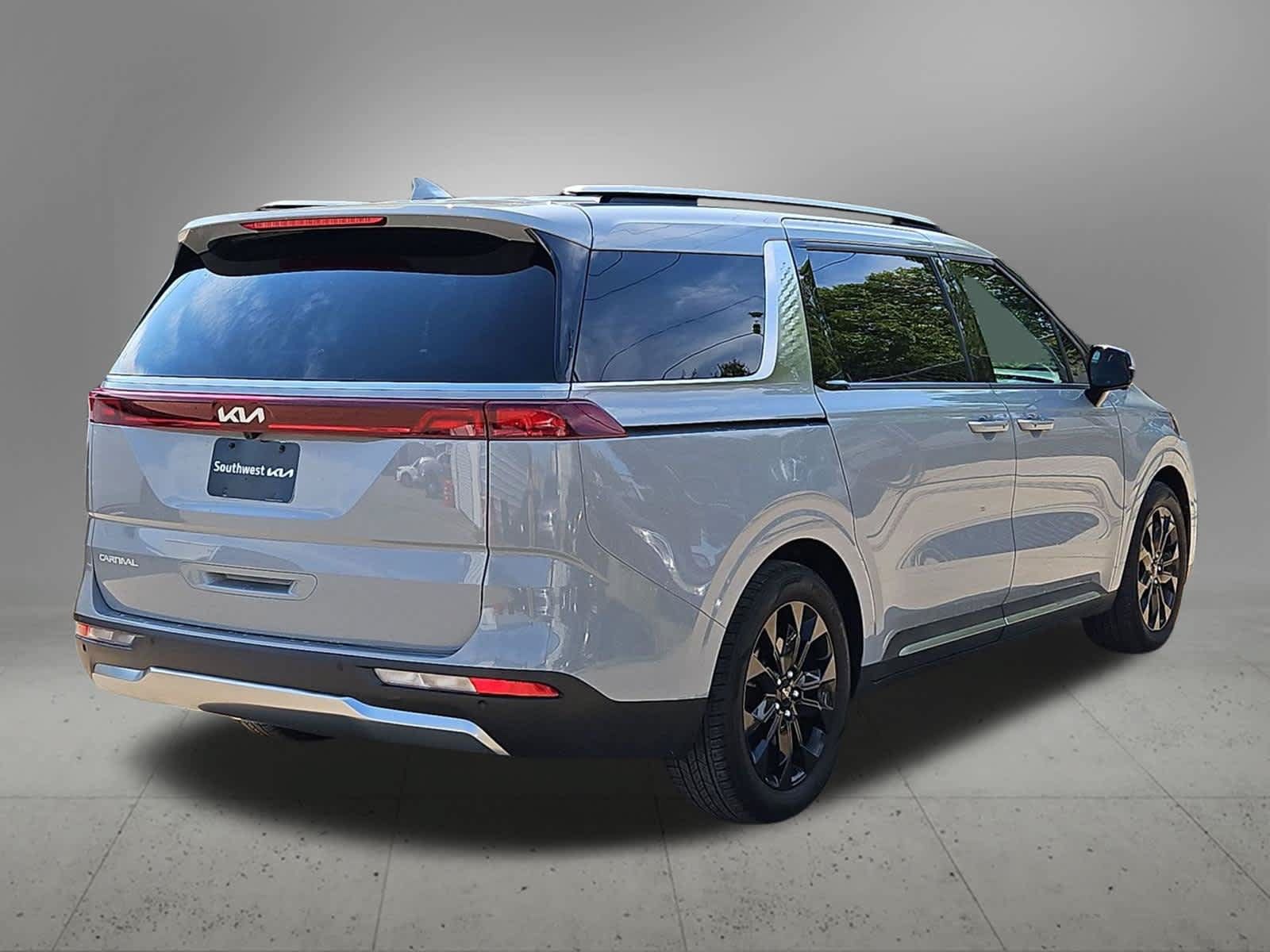 Used 2024 Kia Carnival SX FWD image 6