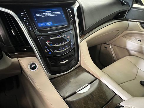 Used 2018 Cadillac Escalade Premium Luxury image 27