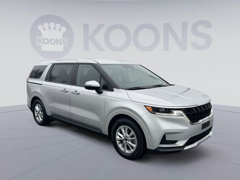 Used 2023 Kia Carnival LX image 10