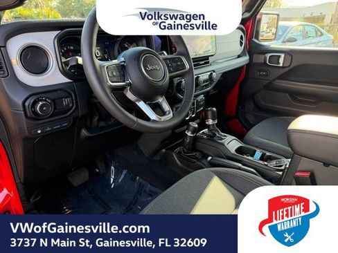 Used 2025 Jeep Wrangler Sahara image 19