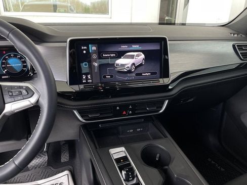 Used 2024 Volkswagen Atlas Cross Sport SE image 16