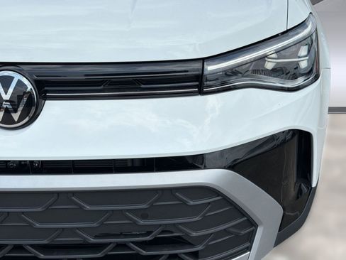 New 2026 Volkswagen Taos SE FWD image 11