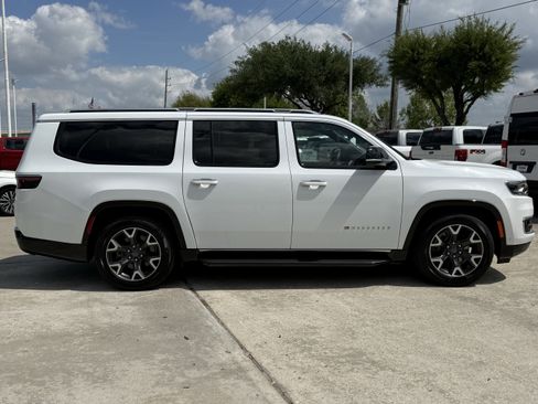 Used 2024 Jeep Wagoneer L Series III w/ Flexible Seating Group image 3