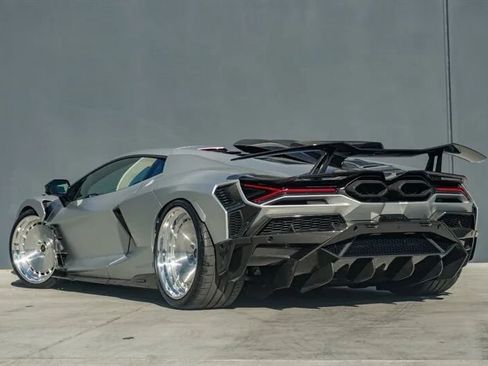 Used 2024 Lamborghini Revuelto image 12