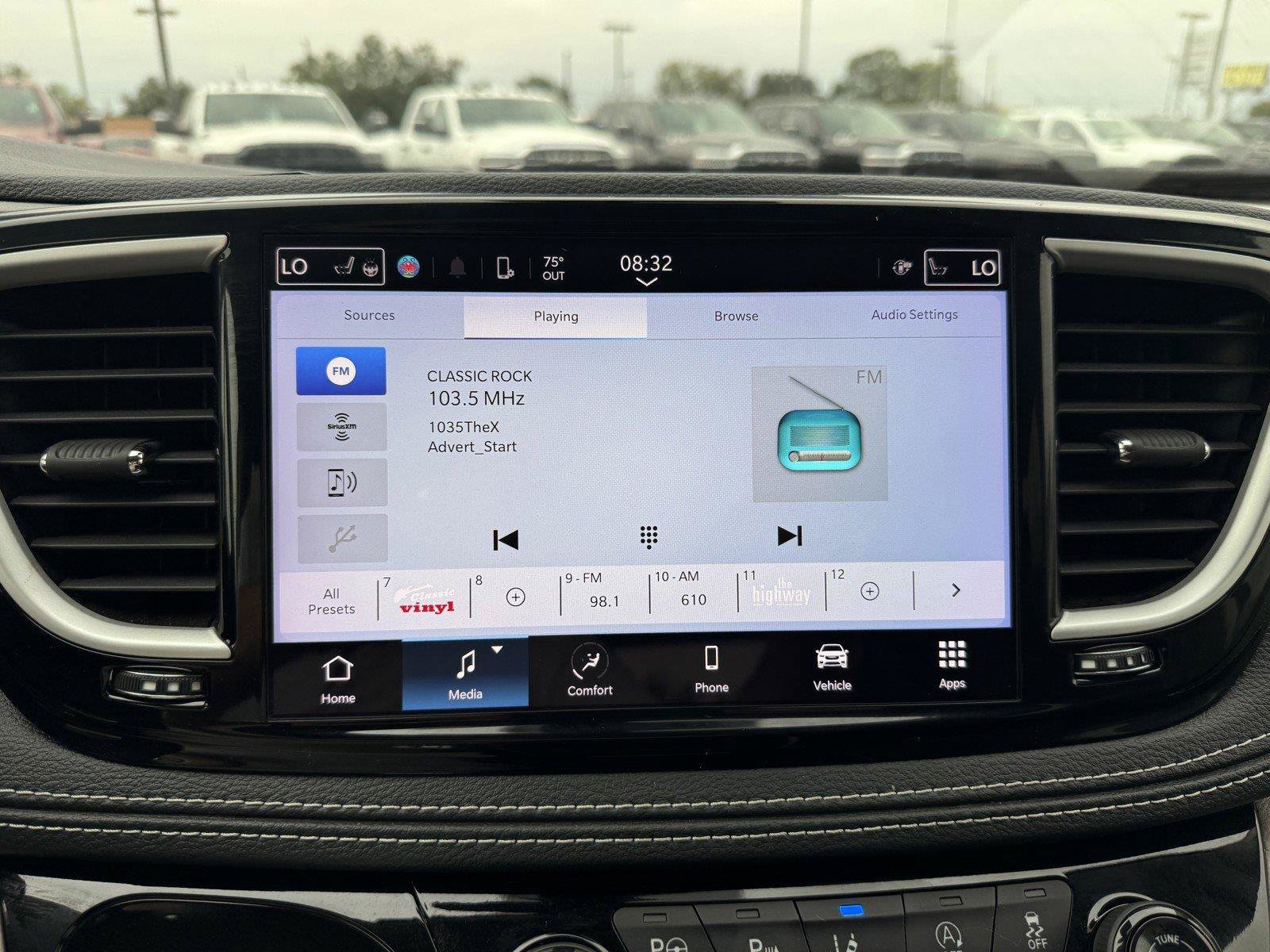 Used 2023 Chrysler Pacifica Touring-L FWD image 16