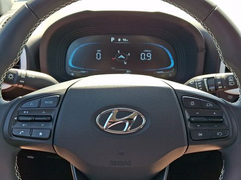 Certified 2025 Hyundai Venue Limited FWD image 19
