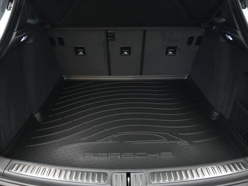 Used 2025 Porsche Macan AWD/4WD image 25