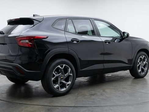 Used 2025 Chevrolet Trax LT w/ LT Convenience Package image 9