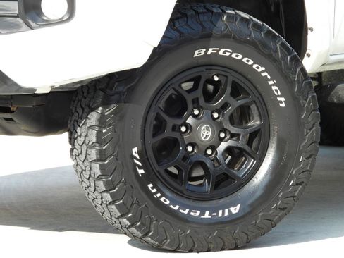 Used 2021 Toyota Tacoma SR5 RWD image 11