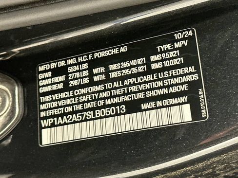 Certified 2025 Porsche Macan AWD/4WD image 35