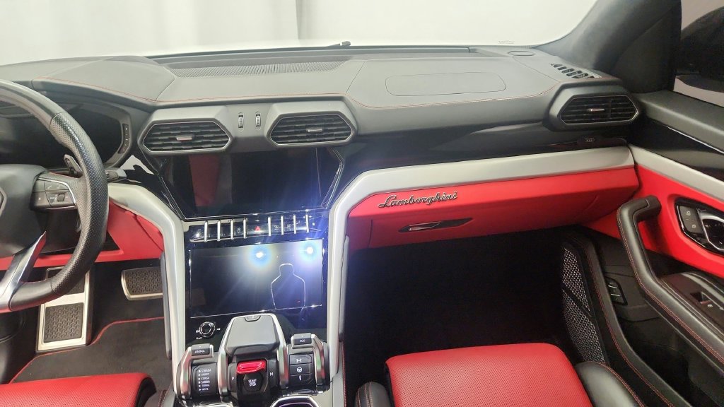 Used 2020 Lamborghini Urus AWD/4WD image 37