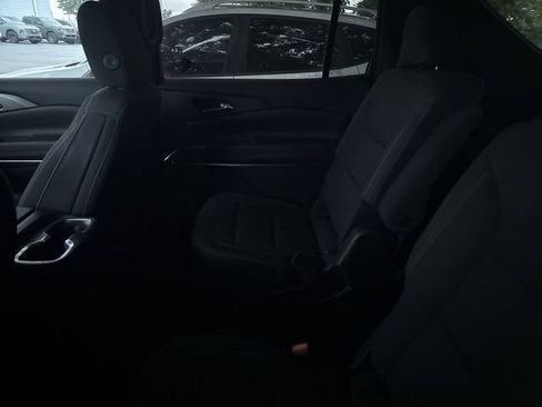 Used 2025 Chevrolet Traverse LT FWD image 7