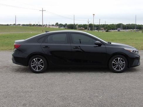 Used 2024 Kia Forte LXS w/ LXS Technology Package FWD image 5