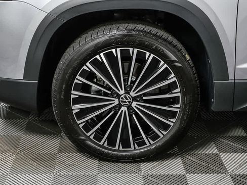 Certified 2025 Volkswagen Taos SE w/ Panoramic Sunroof Package FWD image 40