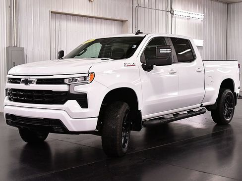 Used 2024 Chevrolet Silverado 1500 RST w/ Z71 Off-Road Package AWD/4WD image 3