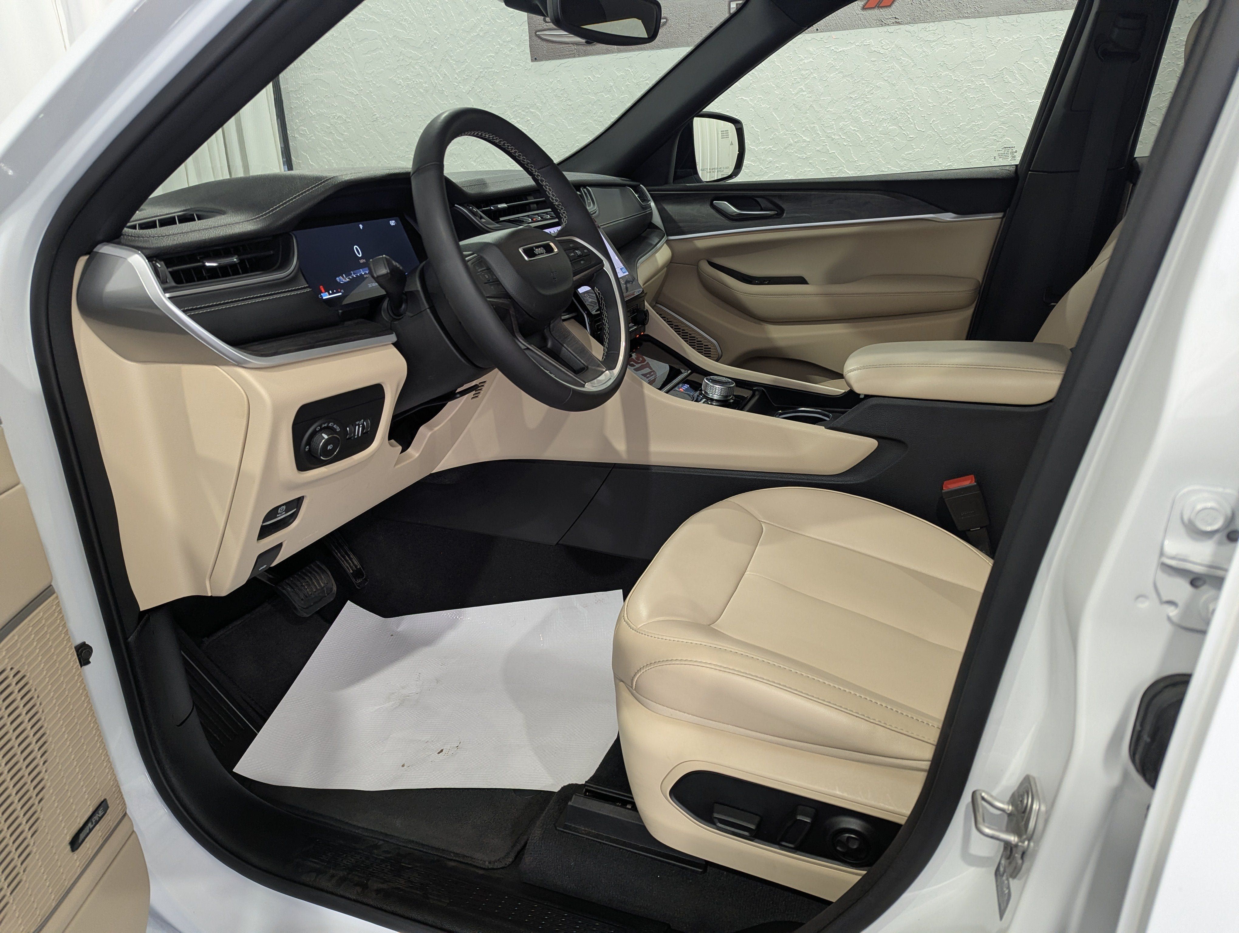 Used 2024 Jeep Grand Cherokee Limited AWD/4WD image 14