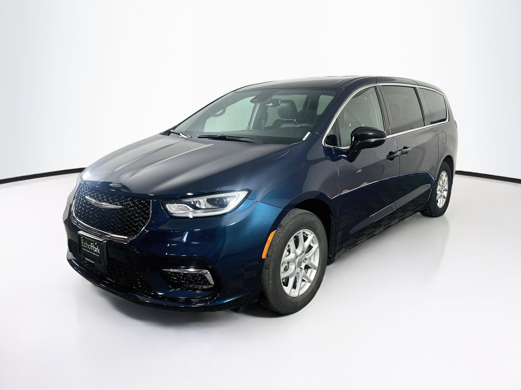 Used 2025 Chrysler Pacifica Select FWD image 3