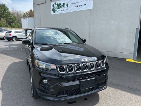 Used 2025 Jeep Compass Latitude w/ Sun & Sound Group image 1
