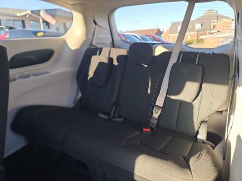 Used 2023 Chrysler Voyager LX image 18