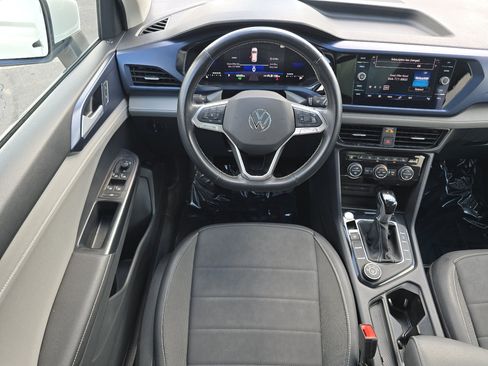 Used 2024 Volkswagen Taos SE AWD/4WD image 3