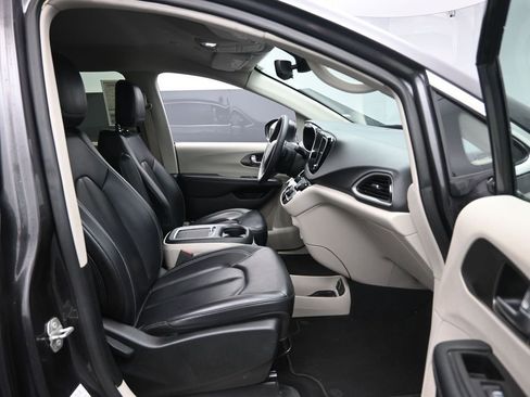 Used 2023 Chrysler Pacifica Touring-L image 27