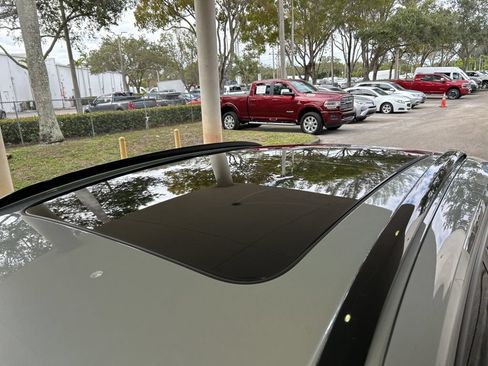 Used 2025 Porsche Macan Electric RWD image 18