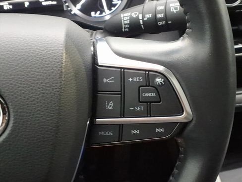 Used 2021 Toyota Highlander XLE AWD/4WD image 14