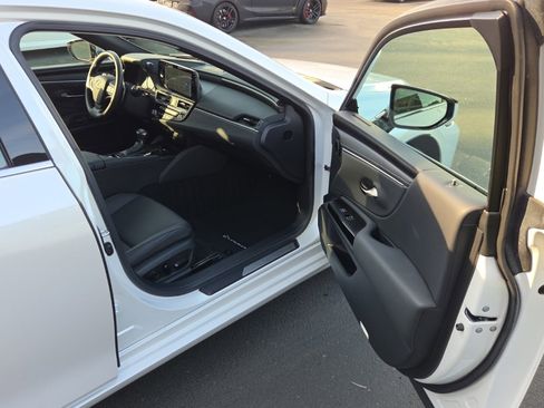 Certified 2024 Lexus ES 350 w/ Premium Package image 19