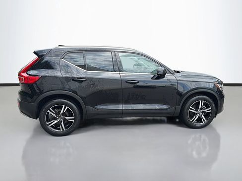 Used 2023 Volvo XC40 B5 Plus AWD/4WD image 4