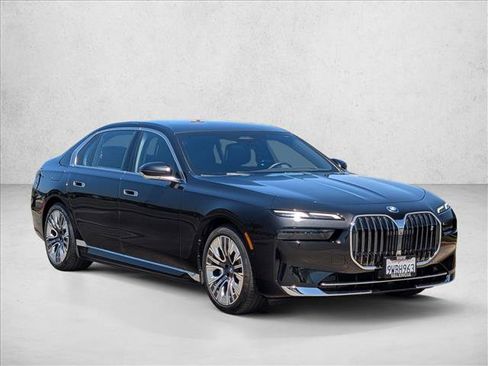 Used 2025 BMW i7 eDrive50 w/ Premium Package RWD image 3