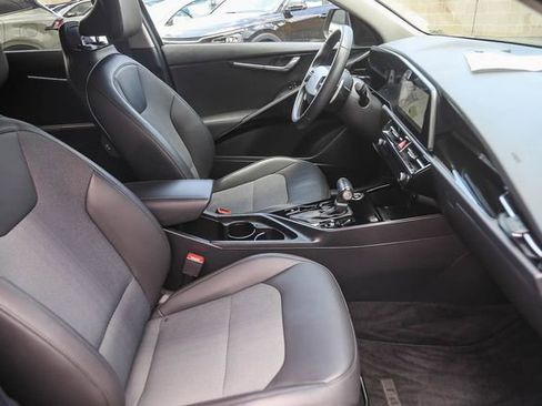 Certified 2024 Kia Niro EX FWD image 18