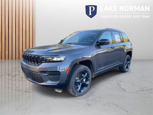 New 2025 Jeep Grand Cherokee Altitude image 4