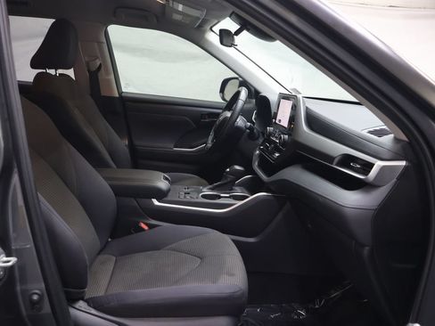 Used 2023 Toyota Highlander LE FWD image 9