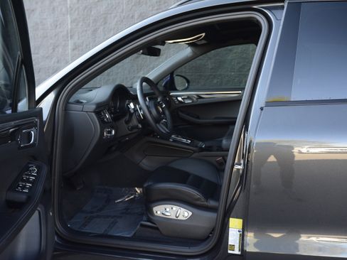 Certified 2026 Porsche Macan image 15