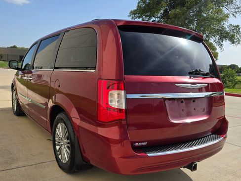 Used 2014 Chrysler Town & Country Touring-L w/ Driver Convenience Group FWD image 6