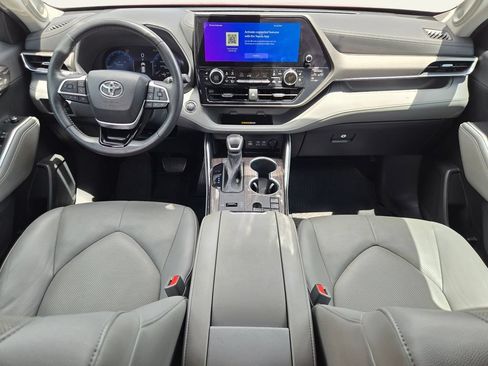 Used 2023 Toyota Highlander Limited FWD image 17