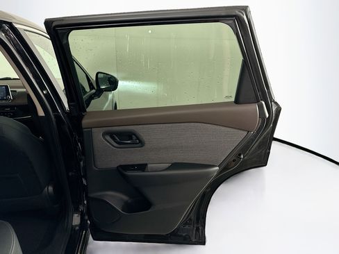 Used 2023 Nissan Rogue S image 28