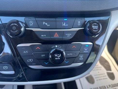 Used 2024 Chrysler Pacifica Touring-L image 27