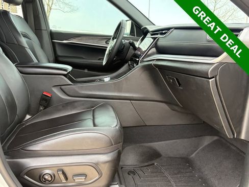 Used 2025 Jeep Grand Cherokee Limited w/ Luxury Tech Group II image 39